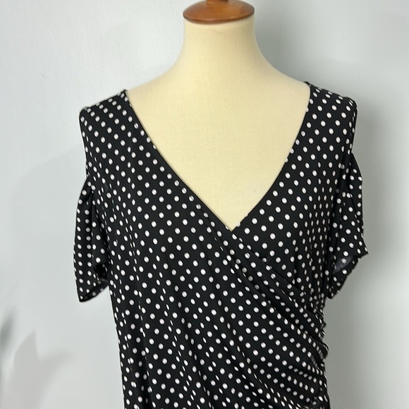 Torrid Blouse Womens 2 Black Polka Dot Cold Shoulder Top V-Neck - Picture 2 of 9